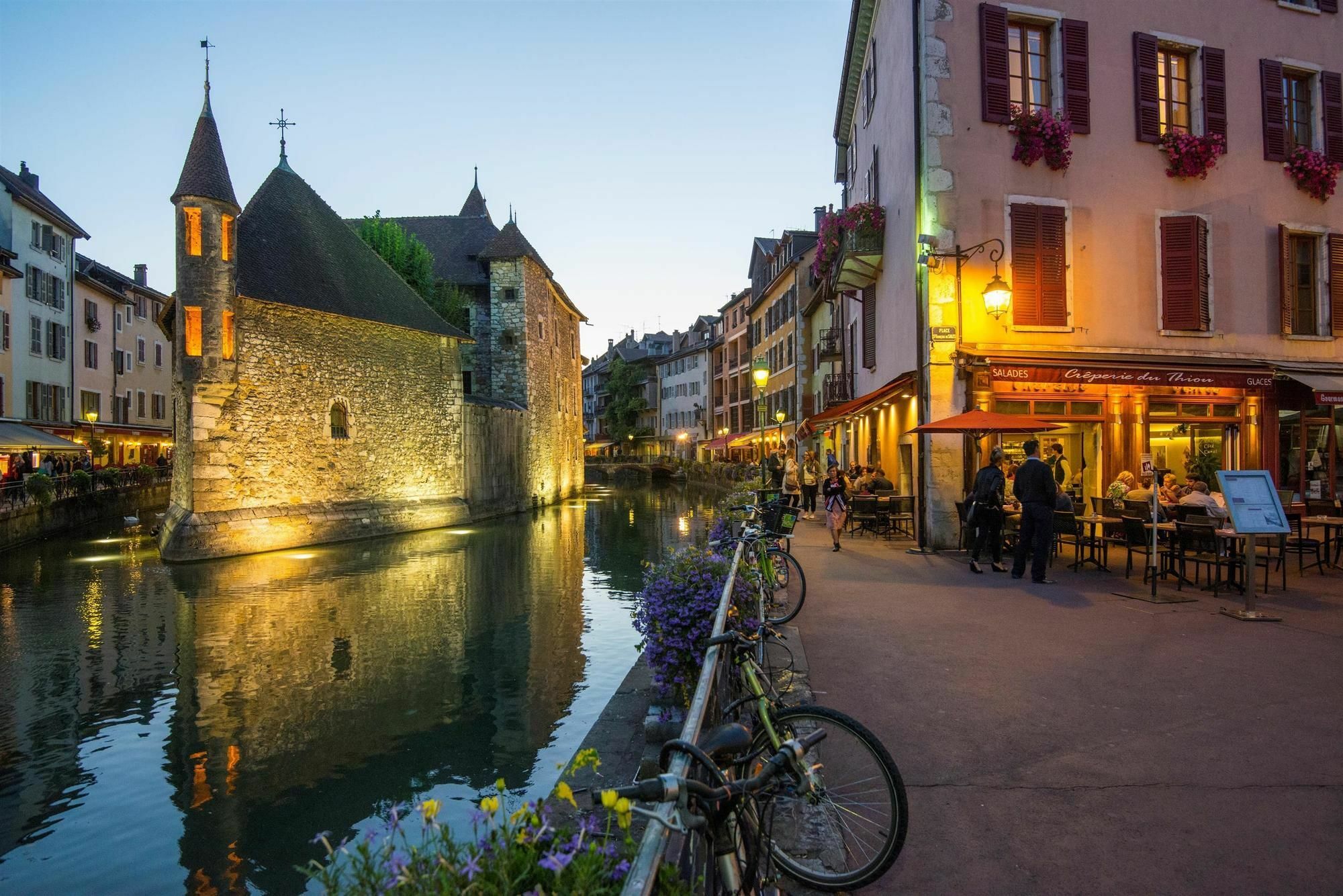 Отель Campanile Annecy - Cran Gevrier Экстерьер фото